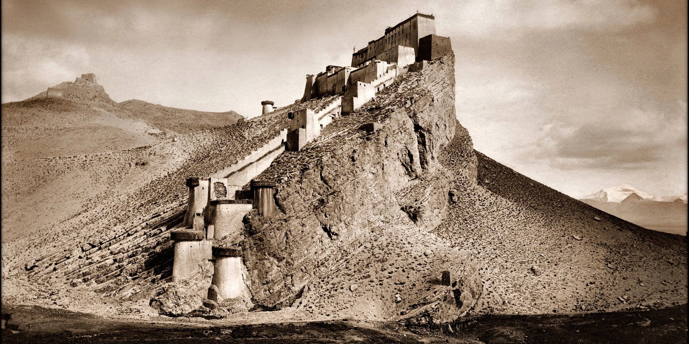 Khampa Dzong, a Tibetan fort on its rock, photographed in 1904 during the British invasion of Tibet